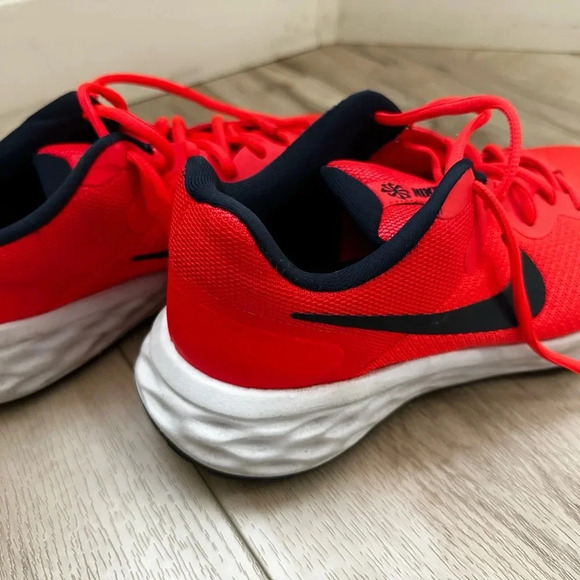 Nike Revolution Size 7 Men’s only worn once excellent condition! - Picture 4 of 4